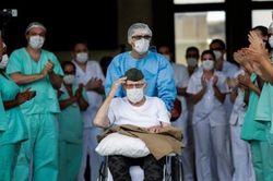 Cụ ông 99 tuổi trở thành người lớn tuổi nhất sống sót qua virus Corona