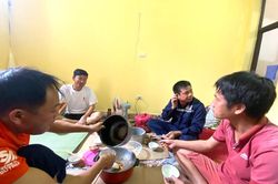 Bữa ăn trưa của công nhân xây dựng trong mùa dịch COVID-19