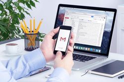 Cách tự động CC hoặc BCC email của chính mình trên Gmail và Outlook