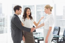 7 cách tạo ấn tượng trong lần gặp đầu tiên