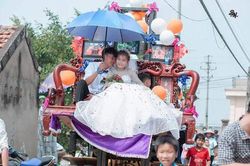 Cô dâu chú rể rước dâu bằng xe nâng hàng, nhưng chiếc ghế ngồi mới khiến cả xóm phải ngoái nhìn