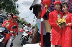 Chú rể mặc quần short được vợ đi rước trong ngày cưới nhưng đôi chân mới gây chú ý