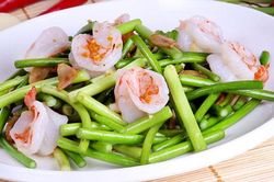 Đổi vị cơm nhà với món ngồng tỏi xào hải sản