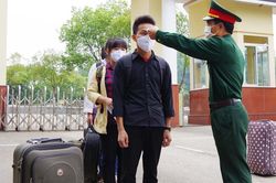 Bộ Chỉ huy Quân sự tỉnh tiếp nhận 10 công dân từ Hà Tĩnh bàn giao