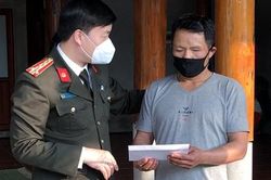 Công an Sơn La tặng quà các gia đình bị ảnh hưởng mưa lốc