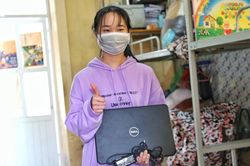 Đại học Bách khoa Hà Nội tặng laptop cho sinh viên nghèo để học online
