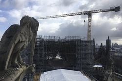 Nhà thờ Đức Bà Paris ngổn ngang giàn giáo, công nhân nghỉ vì dịch bệnh