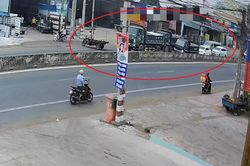 Xe ba gác trôi ra đường gây tai nạn cho 2 xe ben