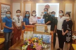 Bộ đội biên phòng tiếp nhận ủng hộ trang thiết bị y tế phòng, chống dịch Covid-19