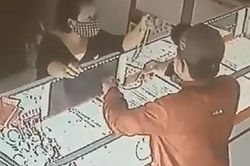 Nghi phạm vờ xem dây chuyền vàng rồi cướp đã bị bắt