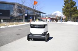 Robot giao hàng - trợ thủ đắc lực trong mùa dịch COVID-19