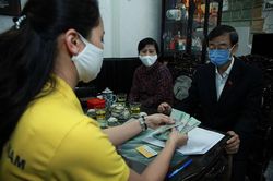 Người dân Thủ đô phấn khởi được nhận lương hưu tại nhà