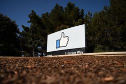 Facebook cảnh báo người dùng 'tương tác' với tin giả COVID-19
