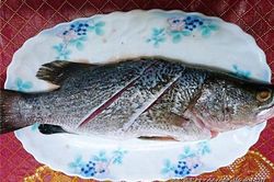 Lỡ tay hấp cá dùng sai loại nước, bưng đĩa ra ai cũng nhăn mặt vì vừa nát vừa tanh