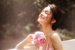 Phạm Quỳnh Anh nói gì khi bản live 'Tình yêu cao thượng' bỗng dưng hot trở lại?