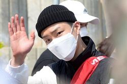 Lee Seung Hoon (WINNER) đeo khẩu trang kín mít, hòa cùng đám đông trong ngày nhập ngũ