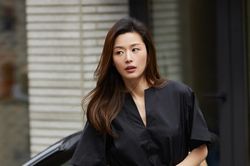 Sau tin đóng phim với Park Seo Joon, Jeon Ji Hyun gây scandal với khối tài sản 1680 tỷ đồng: 'Đạo đức giả?'