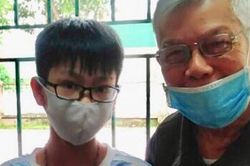 Bộ trưởng tặng bằng khen cho học sinh nhặt được 50 triệu đồng tìm người trả lại