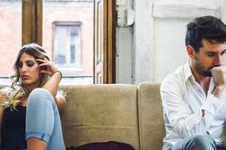 Nếu vợ chồng bạn đang đối xử với nhau theo kiểu này thì hãy ngưng mọi việc lại để làm điều này ngay trước khi quá muộn