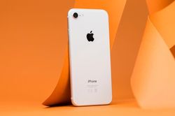 Điều iPhone SE 2020 không thể so sánh với iPhone 11