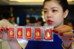 Vàng trong nước rẻ hơn thế giới, có nên mua vào lúc này?