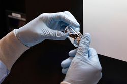 Chứng khoán Mỹ tăng vọt nhờ tin vui về thuốc điều trị Covid-19