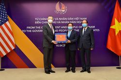 Nghị sĩ Mỹ cảm ơn 'những người bạn ở Việt Nam' tặng khẩu trang y tế