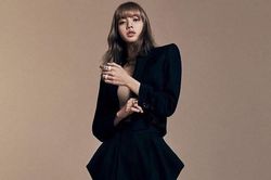 Lisa (BlackPink) thanh lịch trong bộ vest quý phái