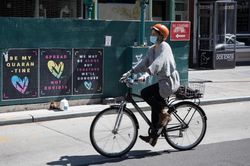 New York kéo dài lệnh phong tỏa đến ngày 15/5