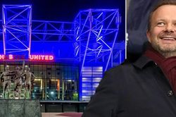 Sân Old Trafford chuyển xanh: Quyết định tuyệt vời nhất của Ed Woodward tại MU