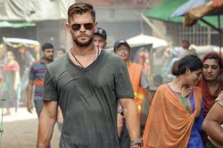 Chris Hemsworth vào vai lính đánh thuê