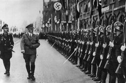 Sốc với 'búp bê tình yêu' Hitler đặt làm cho binh sĩ Đức