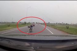 Xe máy lướt qua cửa kính ô tô khiến tài xế 'rụng tim'