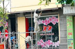 Giới kinh doanh tranh thủ sửa sang hàng quán trong đợt 'cách ly xã hội'