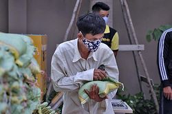Hơn 4.000 người nghèo nhận 13 tấn gạo từ một trường đại học