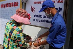Ấm lòng bà con nghèo với cây 'ATM gạo' đầu tiên tại Đức Hòa, Long An