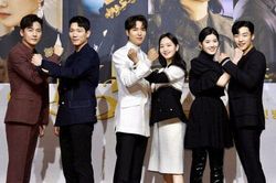 Lee Min Ho lịch lãm bên Kim Go Eun trong dịp ra mắt phim mới