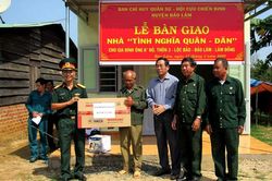 Bàn giao nhà Tình nghĩa quân - dân cho bệnh binh nghèo