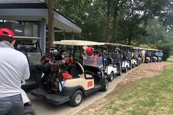 Xe điện nối đuôi nhau chở khách vào sân golf Đại Lải và Tam Đảo