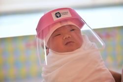 Trẻ sơ sinh đeo tấm che mặt tránh lây nhiễm Covid-19