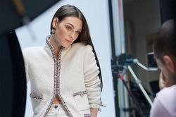 Chân dài vượt mặt Gigi Hadid, sở hữu gương mặt đẹp thế nào?