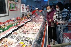 Hà Nội: Người dân không giữ khoảng cách an toàn, hàng quán 'hé cửa' kinh doanh