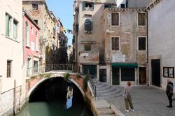 Italy cảnh báo tình trạng lây nhiễm chéo bên trong gia đình