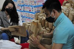 Nghệ sĩ Xuân Bắc, Tự Long tự tay gói quà tặng người nghèo