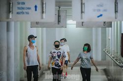 Người dân Thủ đô xuống hầm đi bộ tập thể dục trong mùa COVID-19