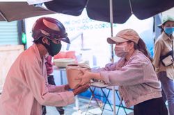 Những tình nguyện viên trẻ đầy nhiệt huyết tại 'ATM gạo'