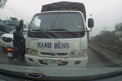 Lấn làn, tài xế xe tải vẫn 'thi gan' với ô tô đi đúng đường