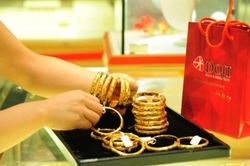 Giá vàng hôm nay 18/4: Nhu cầu giảm, giá đi xuống