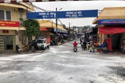 Chợ Long Biên phủ màu trắng xóa, trạm gác sẵn sàng 'súng bắn nhiệt' rà soát