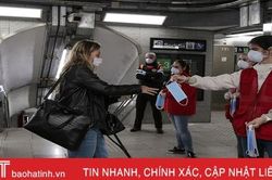 Châu Âu rón rén mở cửa
